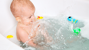 4 факта о пользе водных игр для малыша